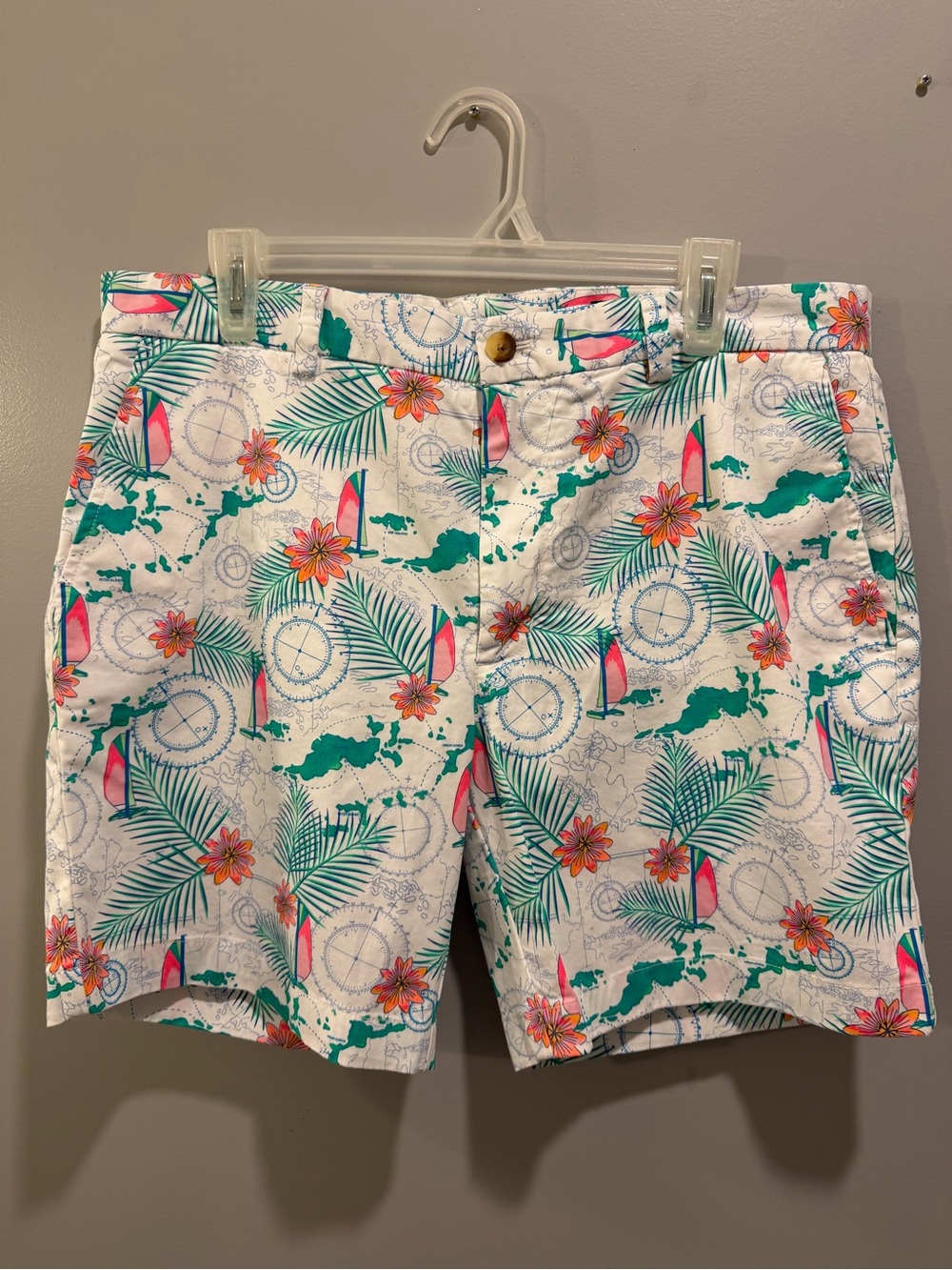 NWT Vineyard Vines Classic Fit 7” Breaker Shorts BVI Map Print White Multi 34